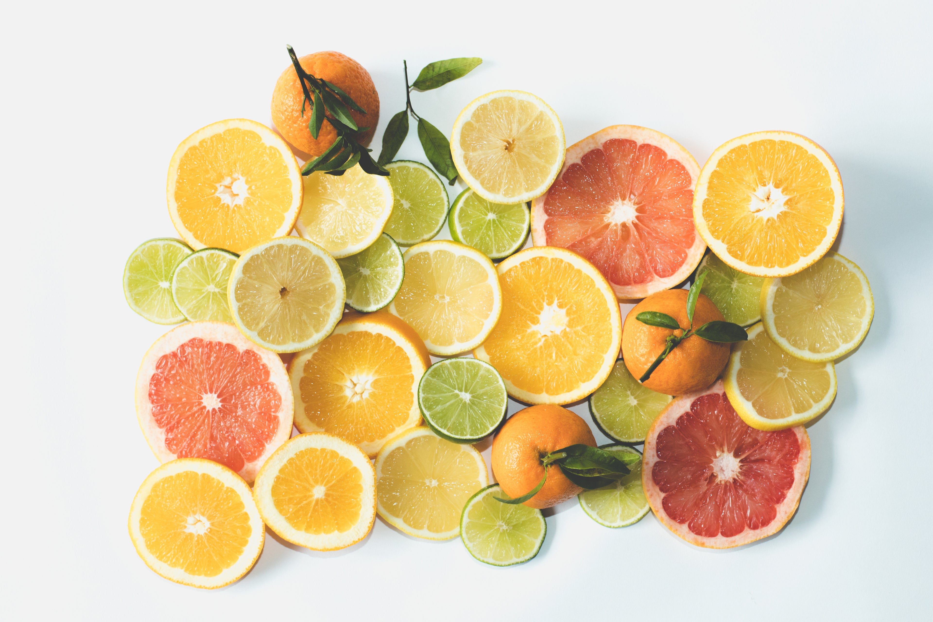 Slices of lemon, bergamot, grapefruit, orange and tangerine exude a refreshing aroma.